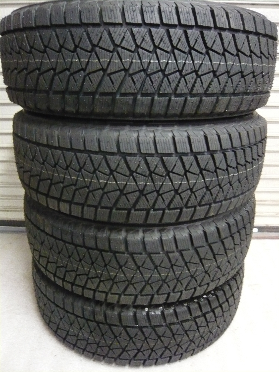 中古美品 BRIDGESTONE BLIZZAK DM-V2　225/65R17　4本セット/ブリヂストン/ブリザック/4×4/四駆/SUV