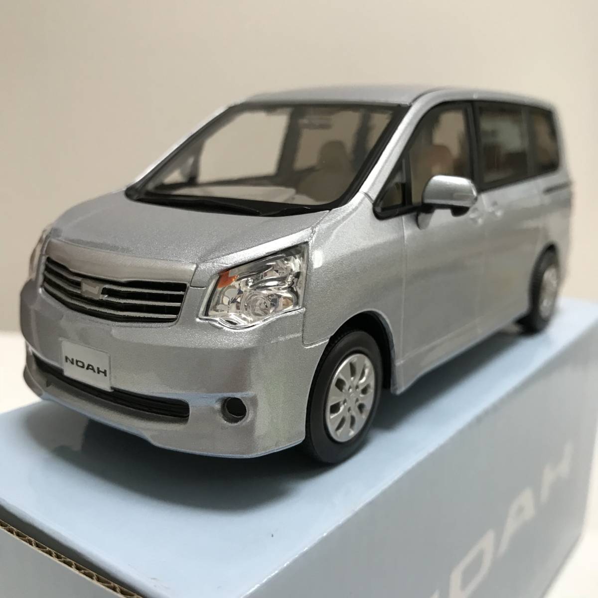 送料無料】希少！トヨタ ノア NOAH 1/30ミニカー ライトブルー トヨタ