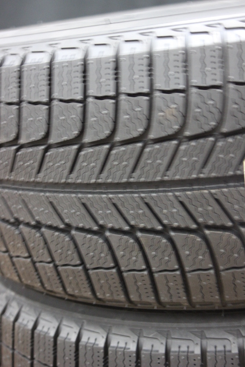 ②MICHELIN (ミシュラン) X-ICE XI3 225/50R18 スタッドレスタイヤ エックスアイスリー 　2本セットの商品です♪