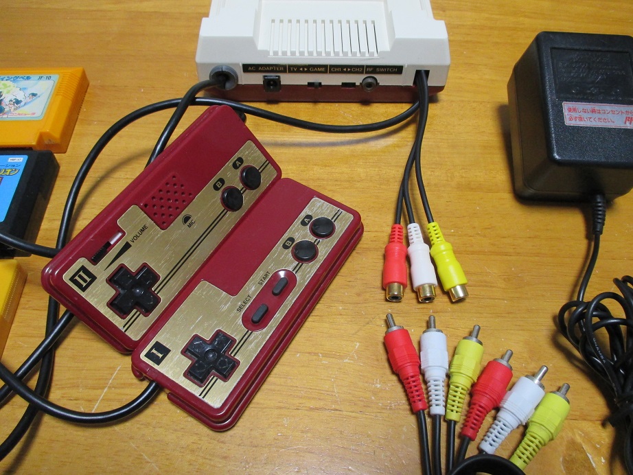 ファミコン本体AV仕様(3色ピンケーブル仕様) ソフト7本付き、おまけも
