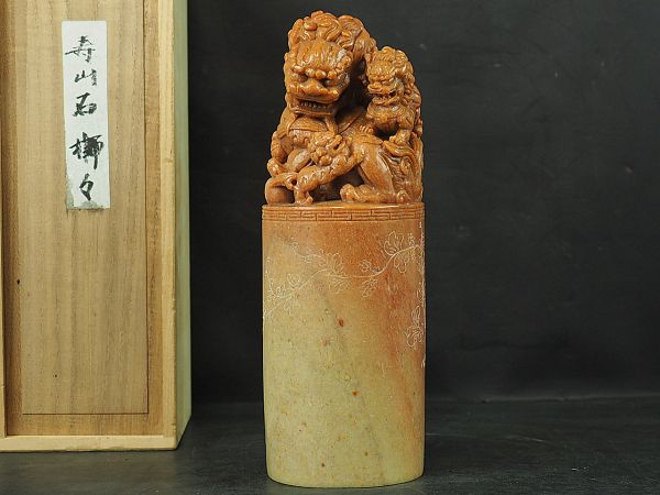 中国アンティーク　獅子の彫刻 中国 清時代 寿山石彫刻獅子紋印材 特大 重さ2036g 箱付 AF2641 古
