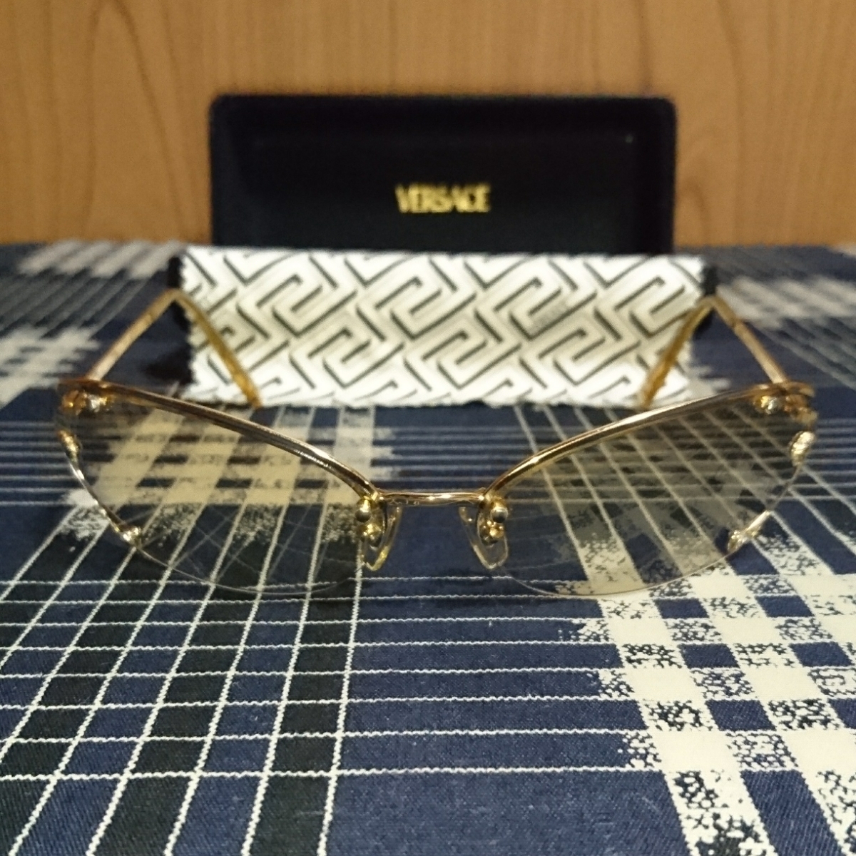 ヴェルサーチVersaceサングラス　GACKT着用 同型同色 美品 GACKT同型着 ヴェルサーチ サングラス ガクト versace メデューサ