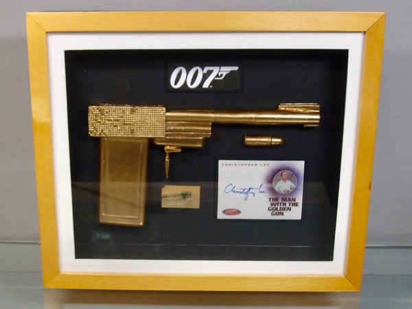 プロップ 007 James Bond 黄金銃を持つ男 ゴールデンガン 木製箱35 28cm ビンテージ 売買されたオークション情報 Yahooの商品情報をアーカイブ公開 オークファン Aucfan Com