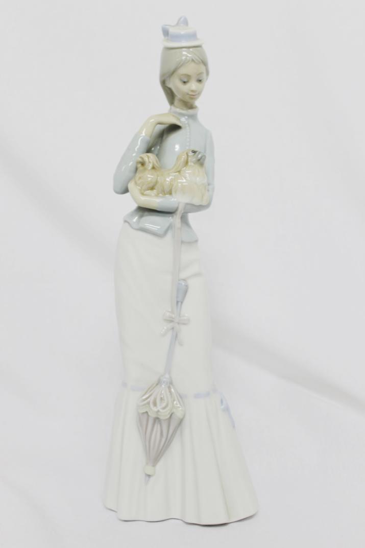 95FAD Lladro リヤドロ フィギュリン『犬を抱く貴婦人』廃盤モデル