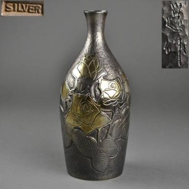 大須賀選 作 silver 銀製 鎚目薔薇彫刻 花瓶 花器 580g 鳥文銀花瓶