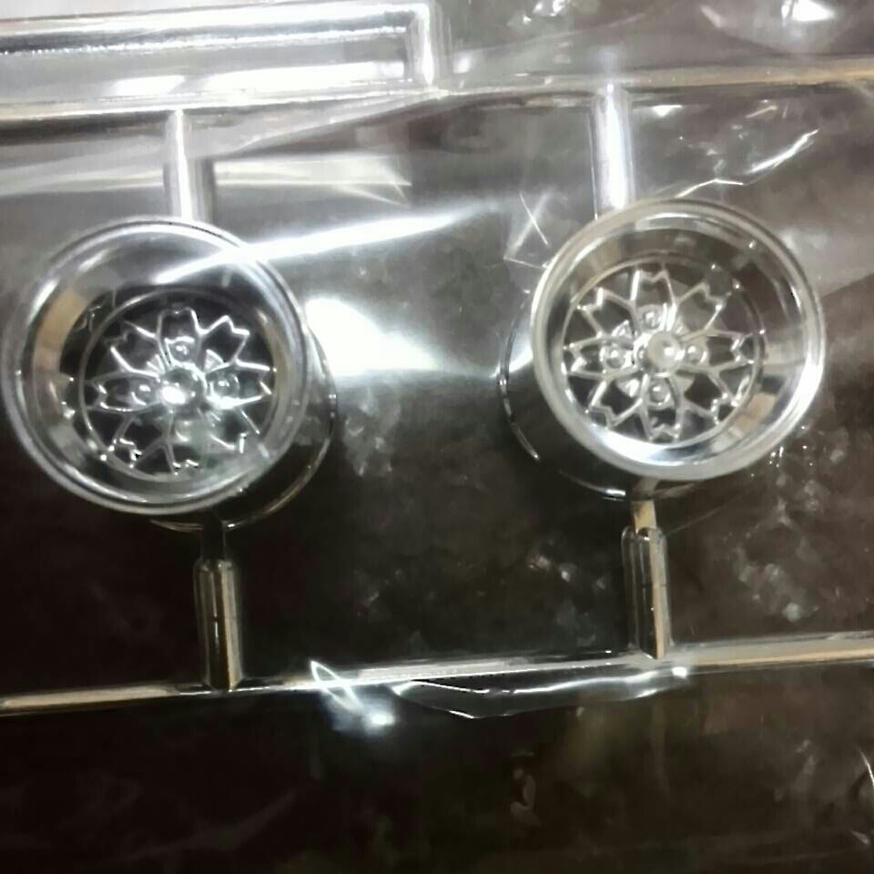 アオシマ製ザ・チューンドパーツNo.17 1/24スケール弥生14インチ＆引っ張りタイヤ+カーペットシール_3