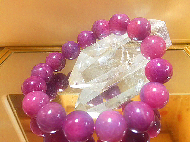 天然石『ルビーブレスレット13・5㎜-14㎜＜大玉＞可愛い　パワーストーン　お守り　魔除け　宝石の女王女性にお勧め　大粒本物入手困難