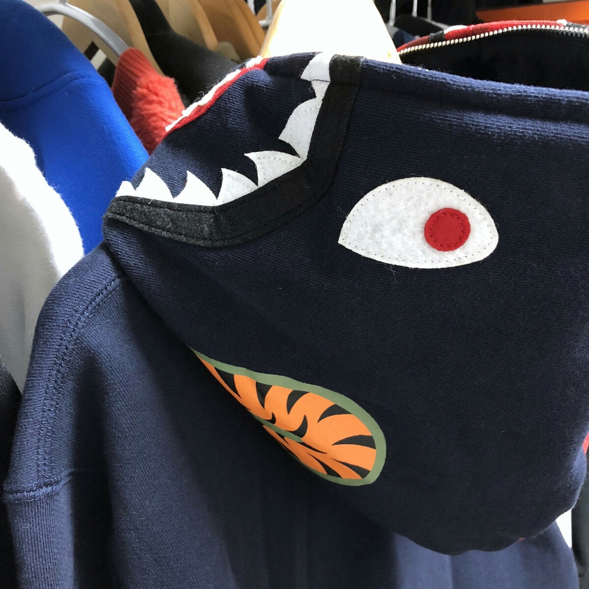 M 美品 a bathing ape BAPE エイプ シャークパーカー カラーカモ 赤 青 