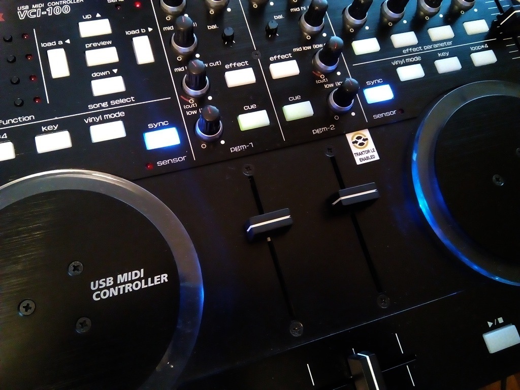 VESTAX PC DJ ベスタックス コントローラー 本体 USB　バスパワー 対応 TRAKTOR トラクター使用動作確認 PCDJ 即決有り 管理番号T Vestax ベスタクス DJコントローラー DJが無償でついてくる。ベスタクスが誇るハイグレード機VCI-380! SERATO ミキサー