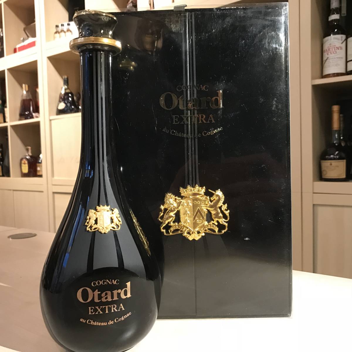 サントリー ウイスキー 創業100周年記念感謝百年　佐治敬三陶器ボトル/古酒 サントリー 感謝百年 佐治敬三 ウイスキー 創業100周年記念 陶器 古酒