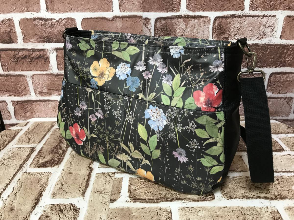 ◇手刺繍◇ボタニカル柄◇リネン◇コロリンバッグ◇ショルダーベルト付