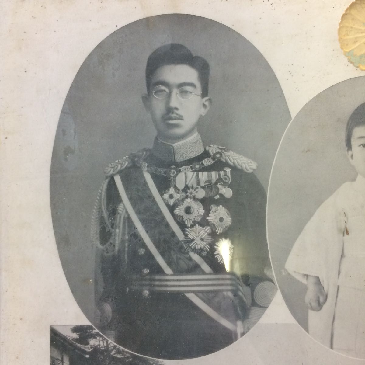 白黒写真 昭和天皇皇后両陛下 親子3ショット 額付き 皇室 売買されたオークション情報 Yahooの商品情報をアーカイブ公開 オークファン Aucfan Com