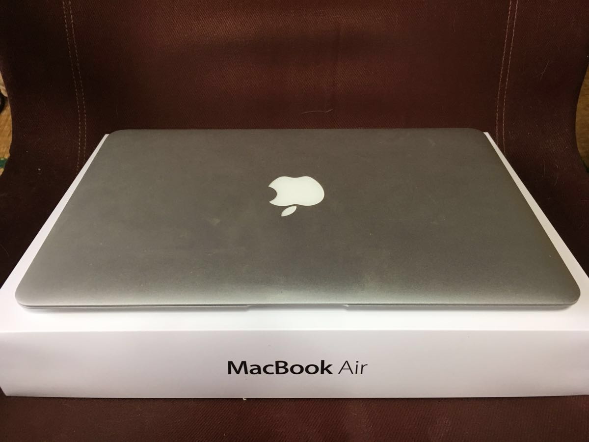 新作入荷，定番人気 MacBook Air MD224J/A 11インチ