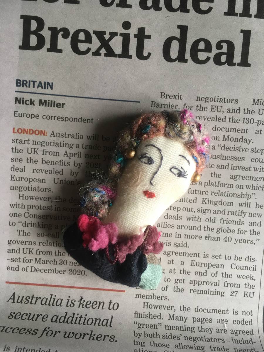 ハンドメイドドールブローチ ミナペルホネンはぎれ生地 人形アクセサリー 刺繍 アヴリル 手作り人形 売買されたオークション情報 Yahooの商品情報をアーカイブ公開 オークファン Aucfan Com