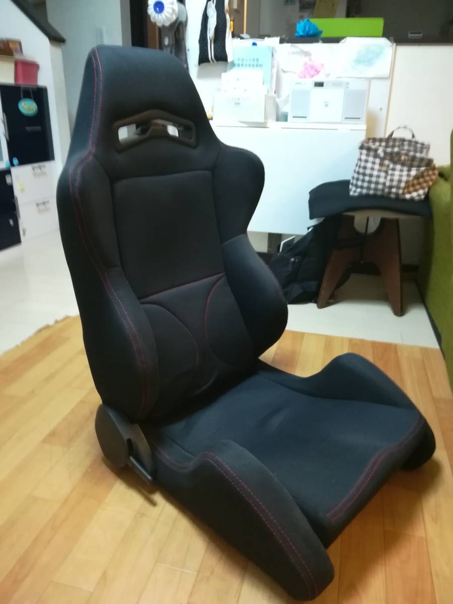 セミバケットシート　M2販売　Type-RS ? リクライニング右レバー（運転席側？） 黒に赤ステッチ
