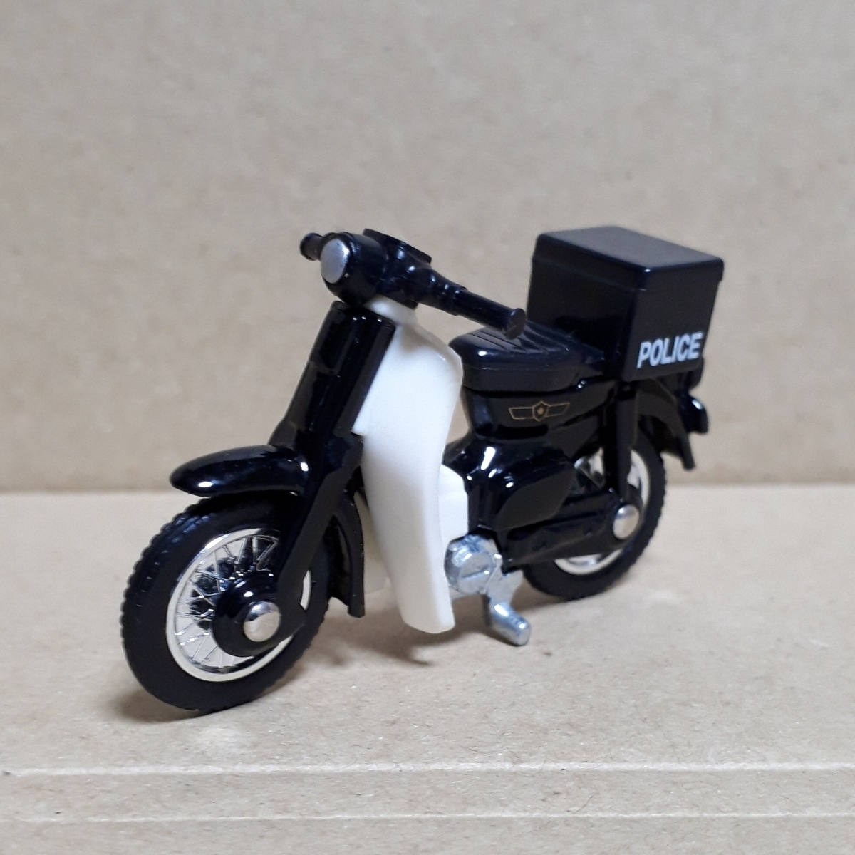 トミカ ホンダ スーパーカブ 緊急車両セット2 Police ギフト Honda Super Cub カブ バイク 警邏バイク 警察 ポリス 乗用車 売買されたオークション情報 Yahooの商品情報をアーカイブ公開 オークファン Aucfan Com