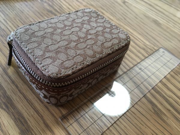 100%新品，定番人気 コーチ COACH 小物 ピルケース シグネチャー カーキ&times;メタリック 個人購入(服飾小物)｜売買されたオークション情報、yahooの商品情報をアーカイブ公開 - オークファン 服飾小物