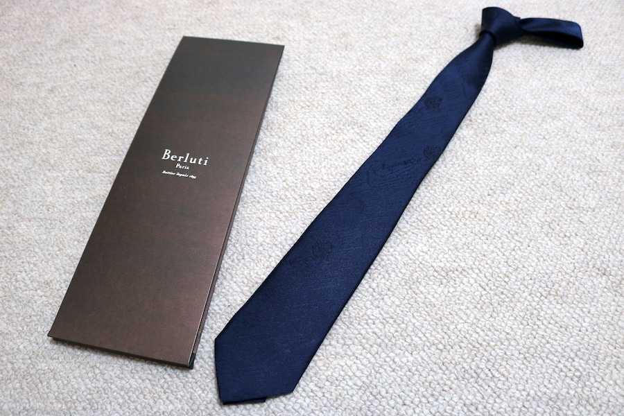 【極美品】Berluti ベルルッティ カリグラフィー シルク ネクタイ Berluti ベルルッティ シルクネクタイ 新品 カリグラフィ 正規店購入品