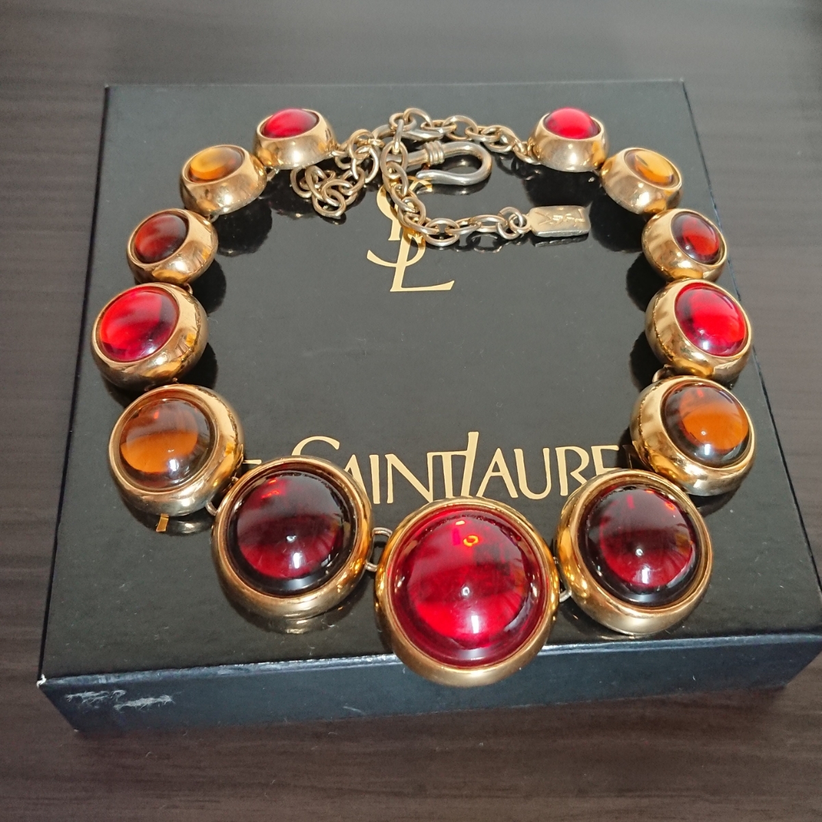 YVES SAINT LAURENT イヴ・サンローラン 赤色 ゴールド色 カラー