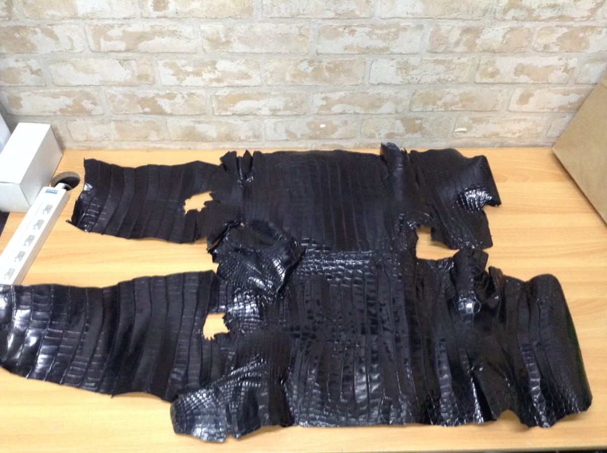 ☆中古☆ワニ革 クロコダイル レザークラフト 黒鰐 ハンドメイド 一枚革 背革 革材料