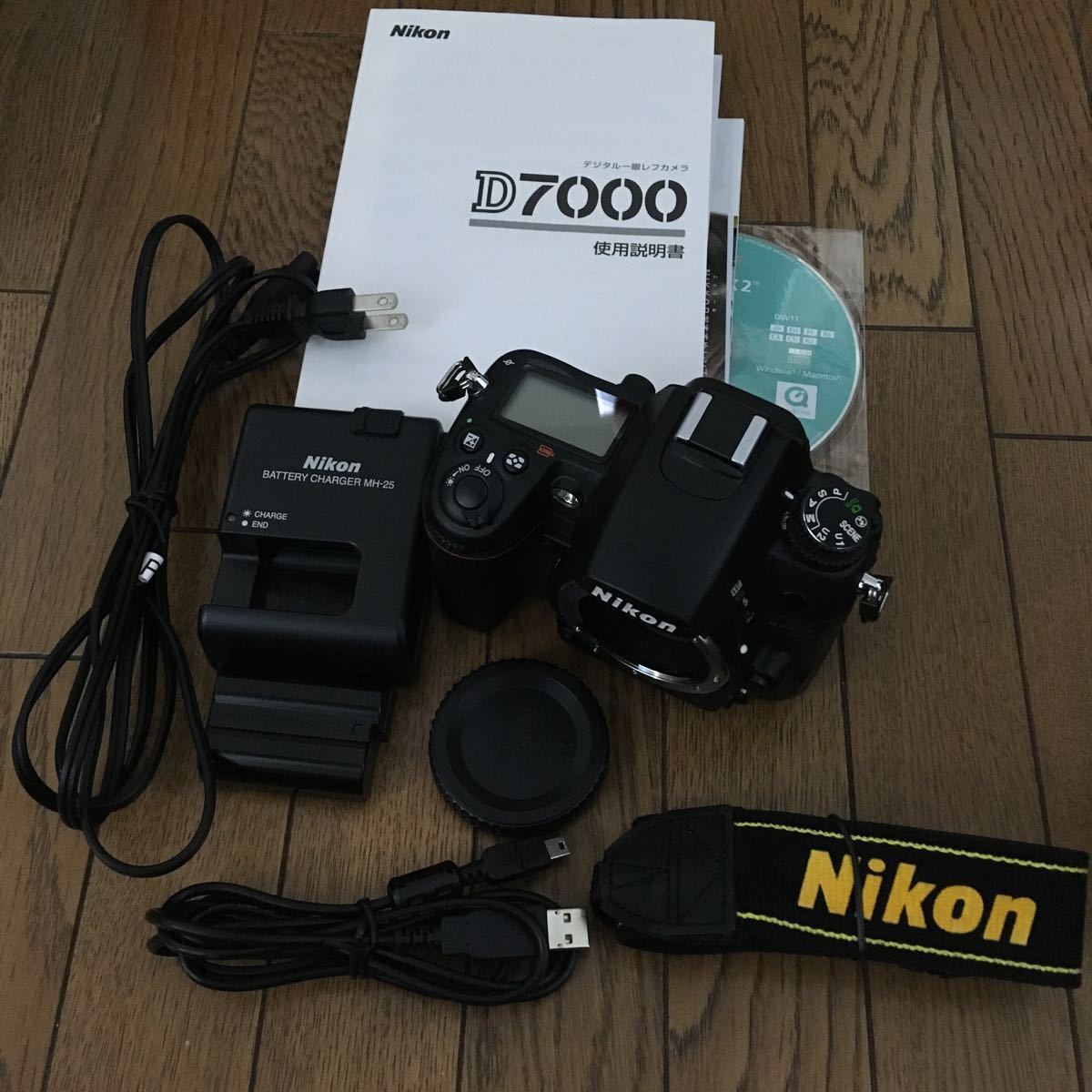Nikon D7000 ボディ 動作も写りもOKです。使用感少なめで、マット感あり、概ねキレイです。S数僅少 2797回 付属品多数