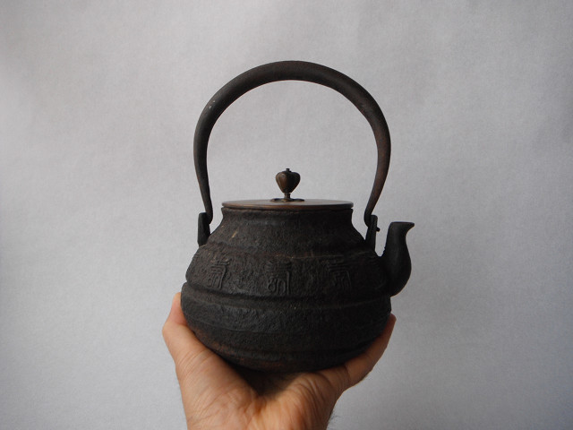 龍文堂造 　煎茶道具 時代物 古作 鉄瓶 銅蓋 　岩肌 茶器 茶道具 古い煎茶道具☆古作鉄瓶 龍文堂造 岩肌 銅蓋☆ 【公式通販】