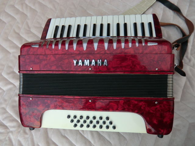 J34 YAMAHA A-25B アコーディオン 25鍵盤 赤 ソフトケース付 YAMAHA アコーディオン ソフトケースつき J34 YAMAHA A-25B