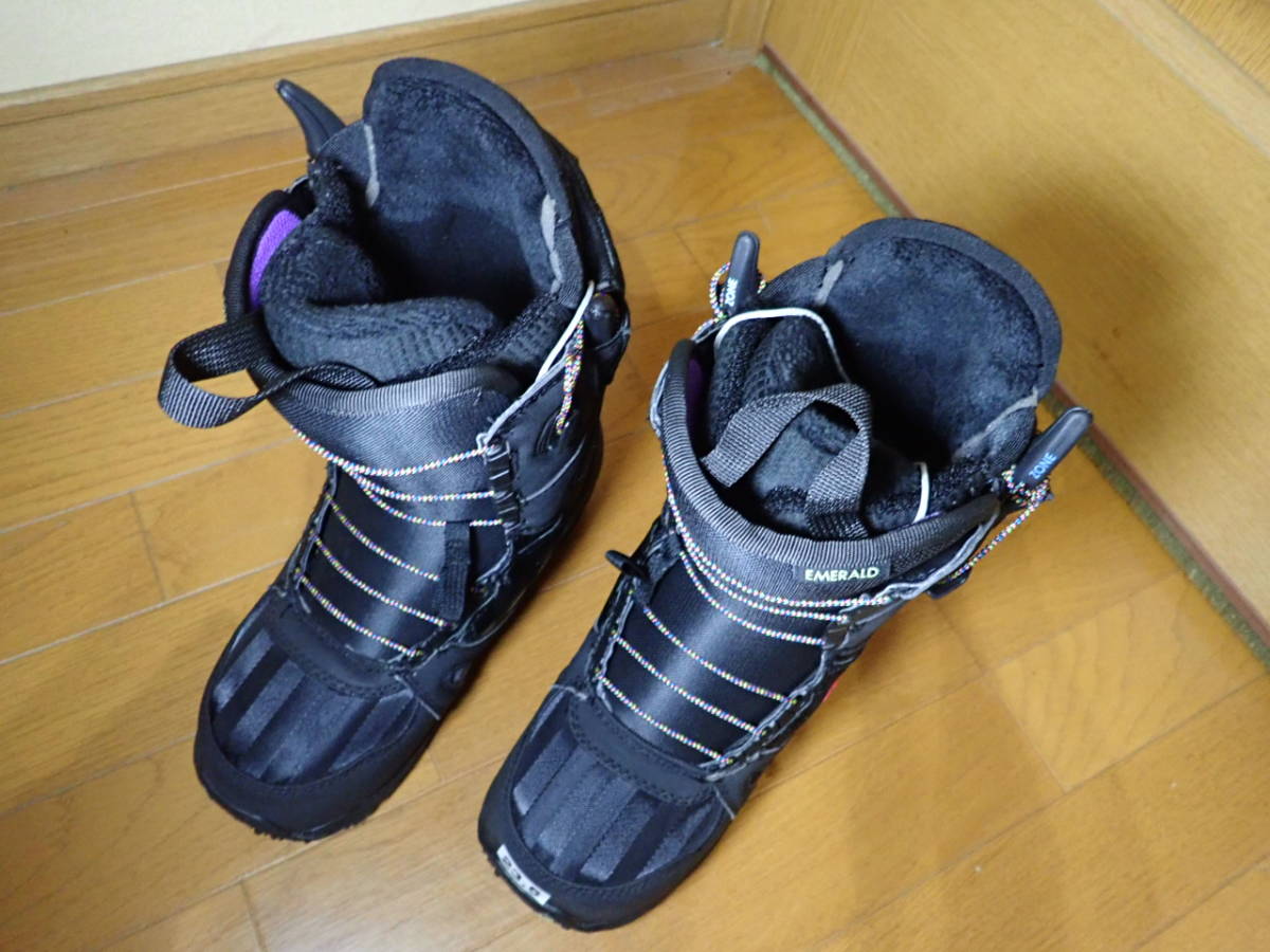 SB11B08：【旧モデル未使用品】2016 バートン EMERALD ASIAN-FIT 23.5