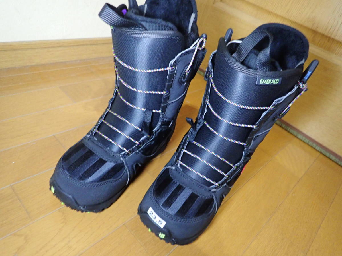 SB11B08：【旧モデル未使用品】2016 バートン EMERALD ASIAN-FIT 23.5