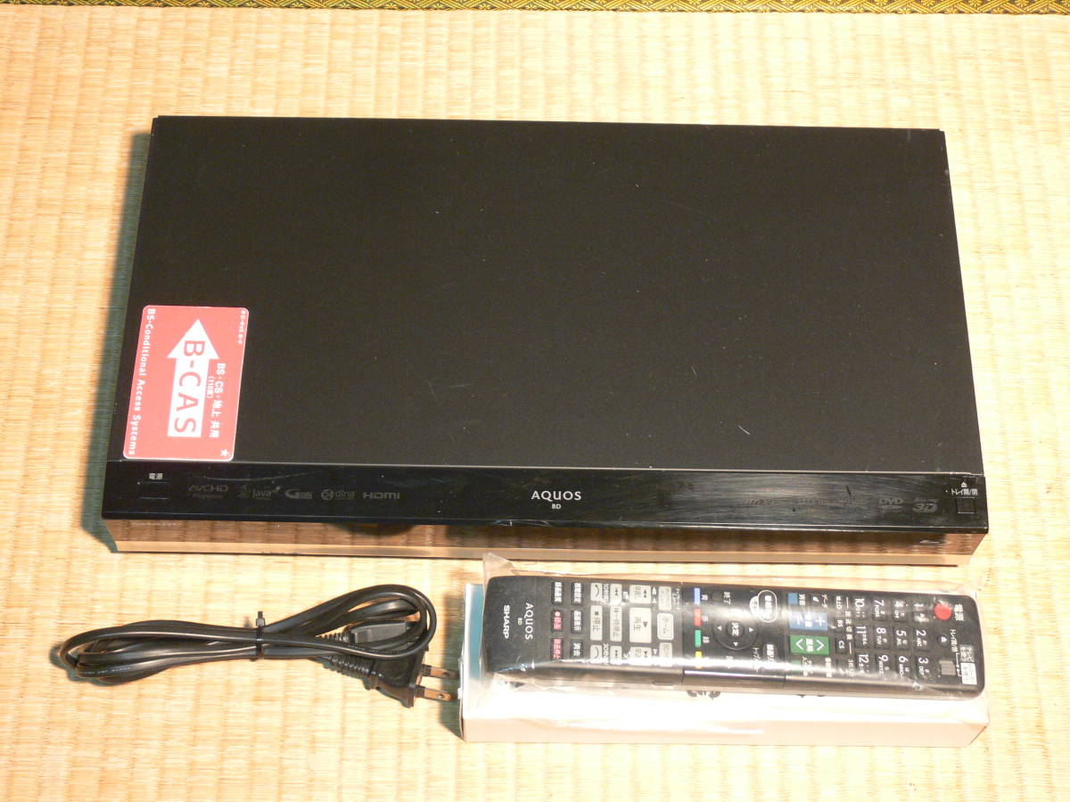 高年式動作品 シャープ BDーW570 W録画 3D対応 500GB 新品リモコン 赤