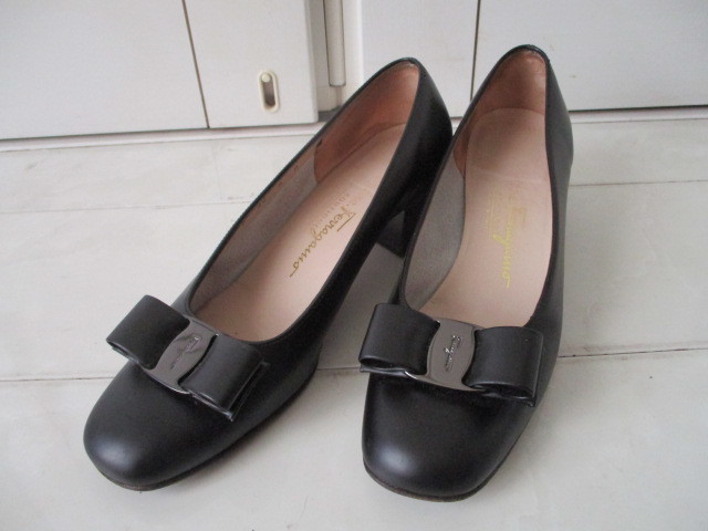◇本物 フェラガモ ヴァラ 黒 レザーパンプス 6 B 美品◇