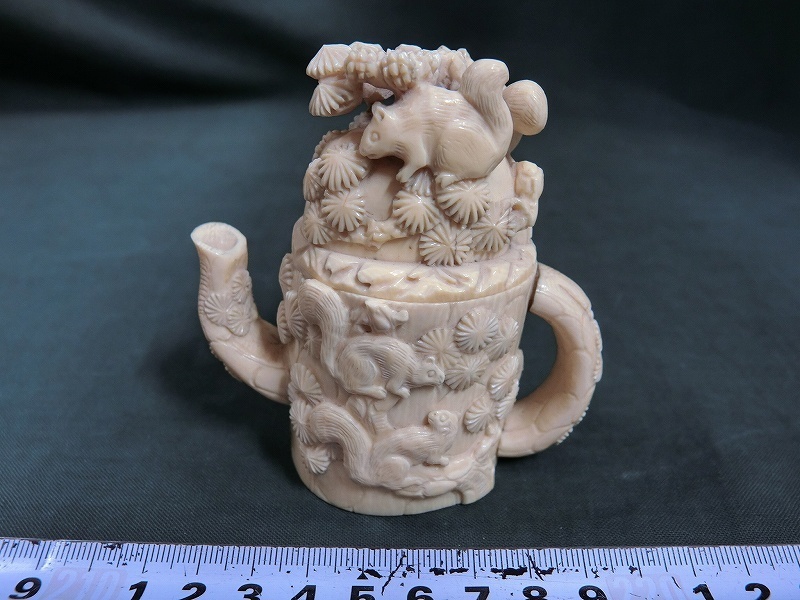 A2715 本象牙 大明刻 彫刻松栗鼠図 水滴 158g 文豪具