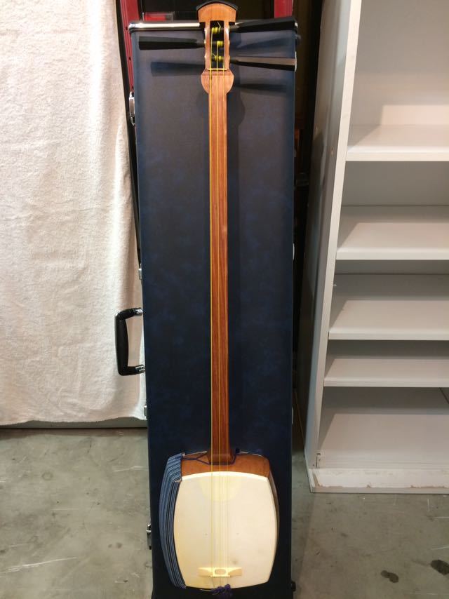 297 楽器 三味線 蛇柄 和楽器 糸巻き付き 全長約78cm ソフトケース付き