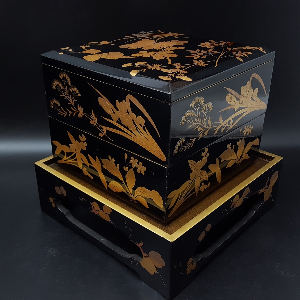 難あり　時代物　輪島塗　金蒔絵　重箱　二段重　家紋入　台付　木箱付 難あり 時代物 輪島塗 金蒔絵 重箱 二段重 家紋入 台付 木箱付