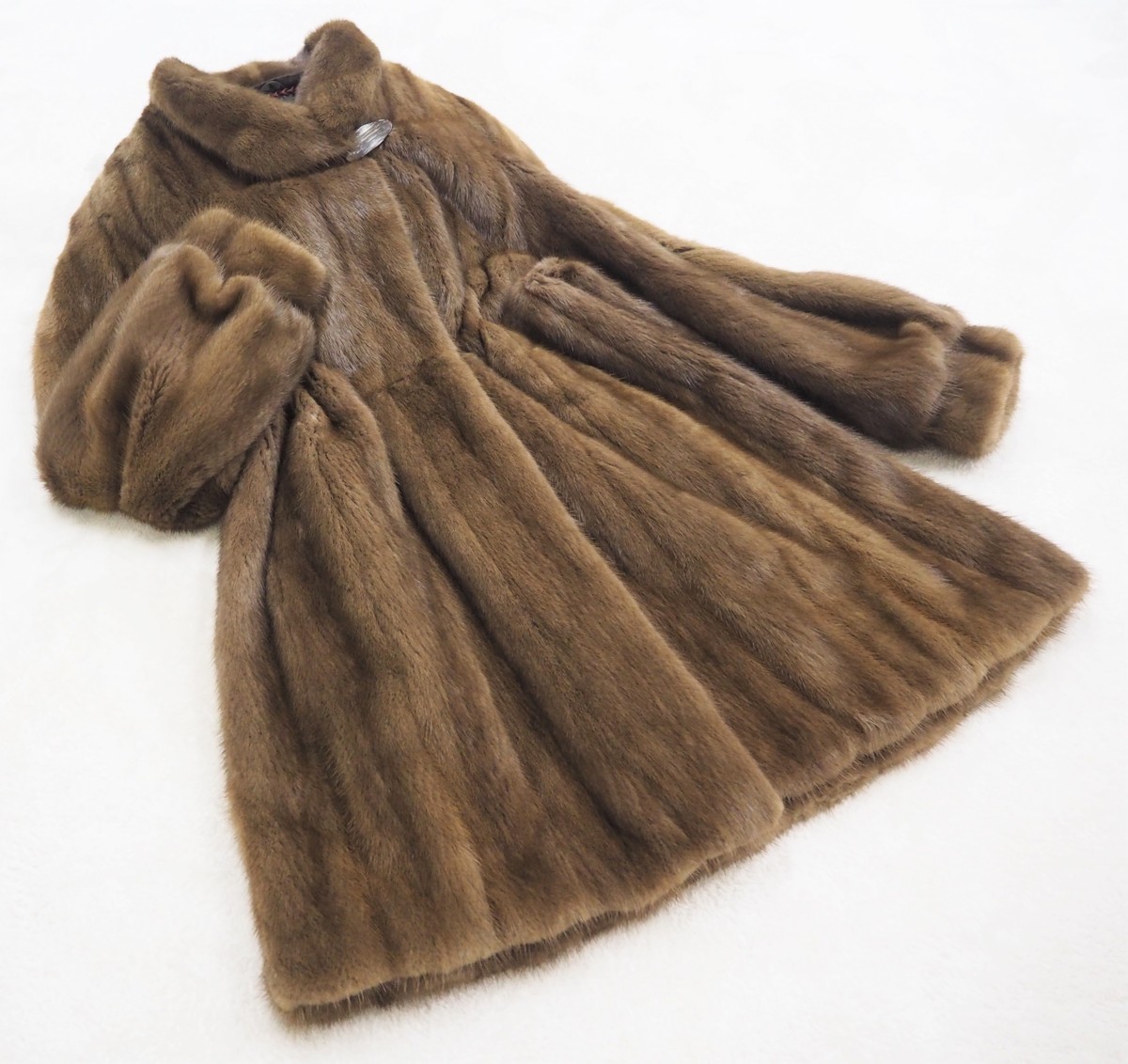 美品◇SAGA MINK◇高級毛皮◇マホガニーミンク◇デザインボタン 