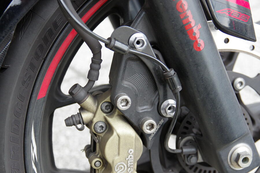 新品，定番人気 ABS対応 YZF-R25 YZF-R3 15-18用ブレンボBrembo 4P 40mmFrontキャリパーサポート(キャリパー)｜売買されたオークション情報、yahooの商品情報をアーカイブ公開 - オークファン ヤマハ用