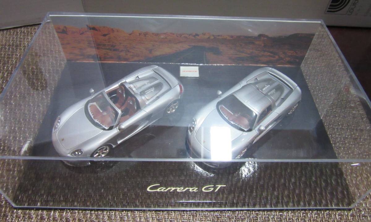 日本新品 【美品】ミニカー　『１/43　ポルシェ　カレラGT　2台セット』＆　『PORSCHE　グッズ』＆　『ポルシェ　カタログ多数』まとめて