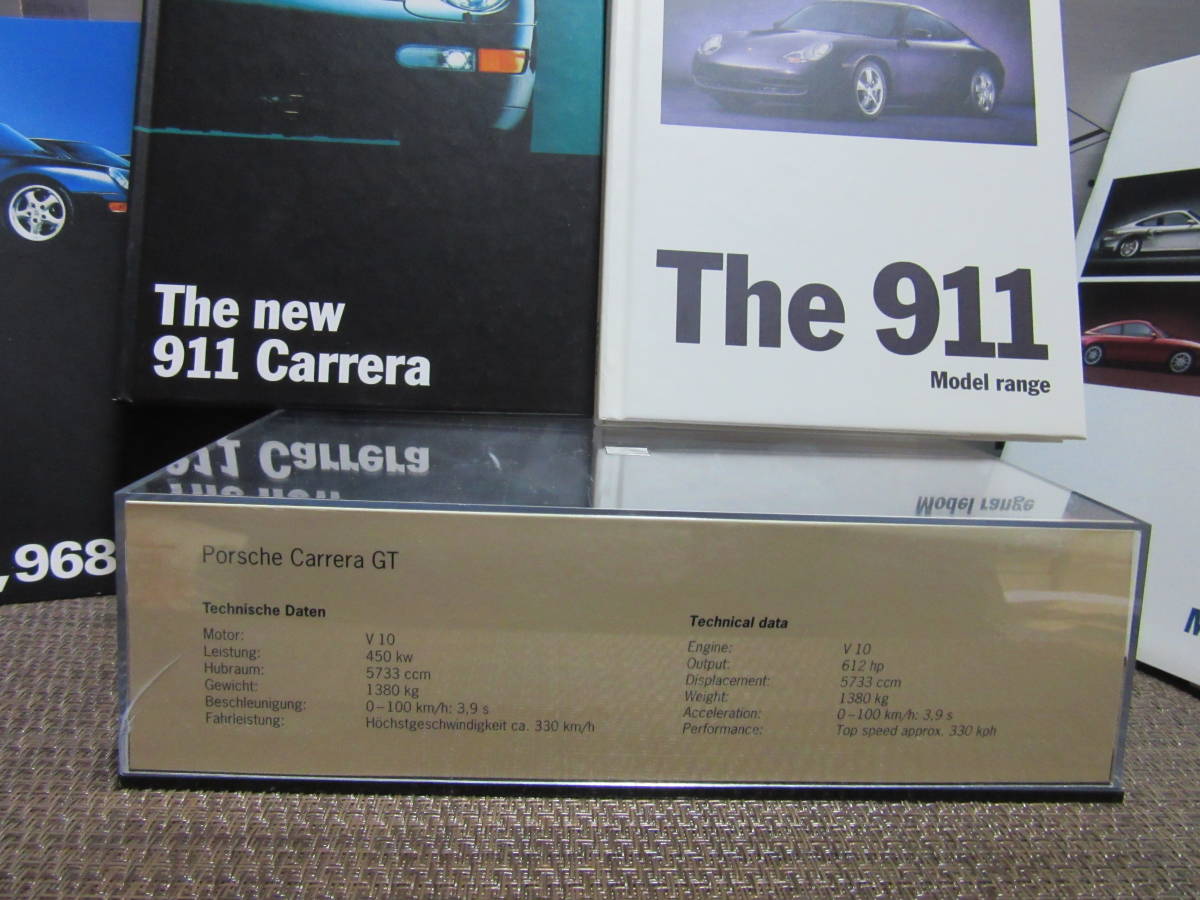日本新品 【美品】ミニカー　『１/43　ポルシェ　カレラGT　2台セット』＆　『PORSCHE　グッズ』＆　『ポルシェ　カタログ多数』まとめて