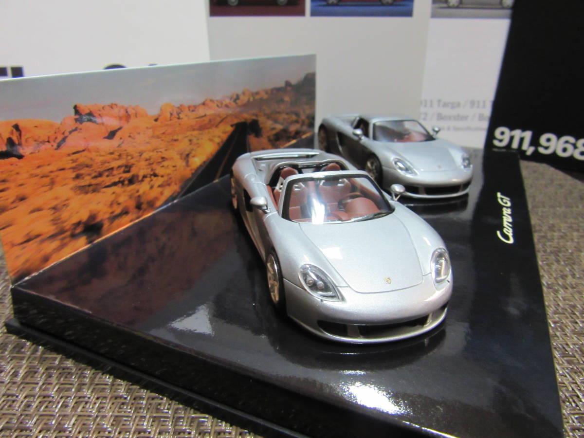 日本新品 【美品】ミニカー　『１/43　ポルシェ　カレラGT　2台セット』＆　『PORSCHE　グッズ』＆　『ポルシェ　カタログ多数』まとめて