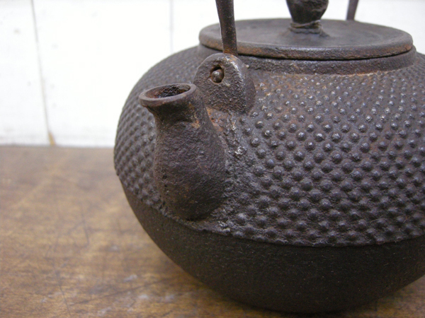 茶道具 兎古い鉄瓶 水漏れなし(鉄瓶 煎茶道具 南部鉄瓶 骨董 修復歴水