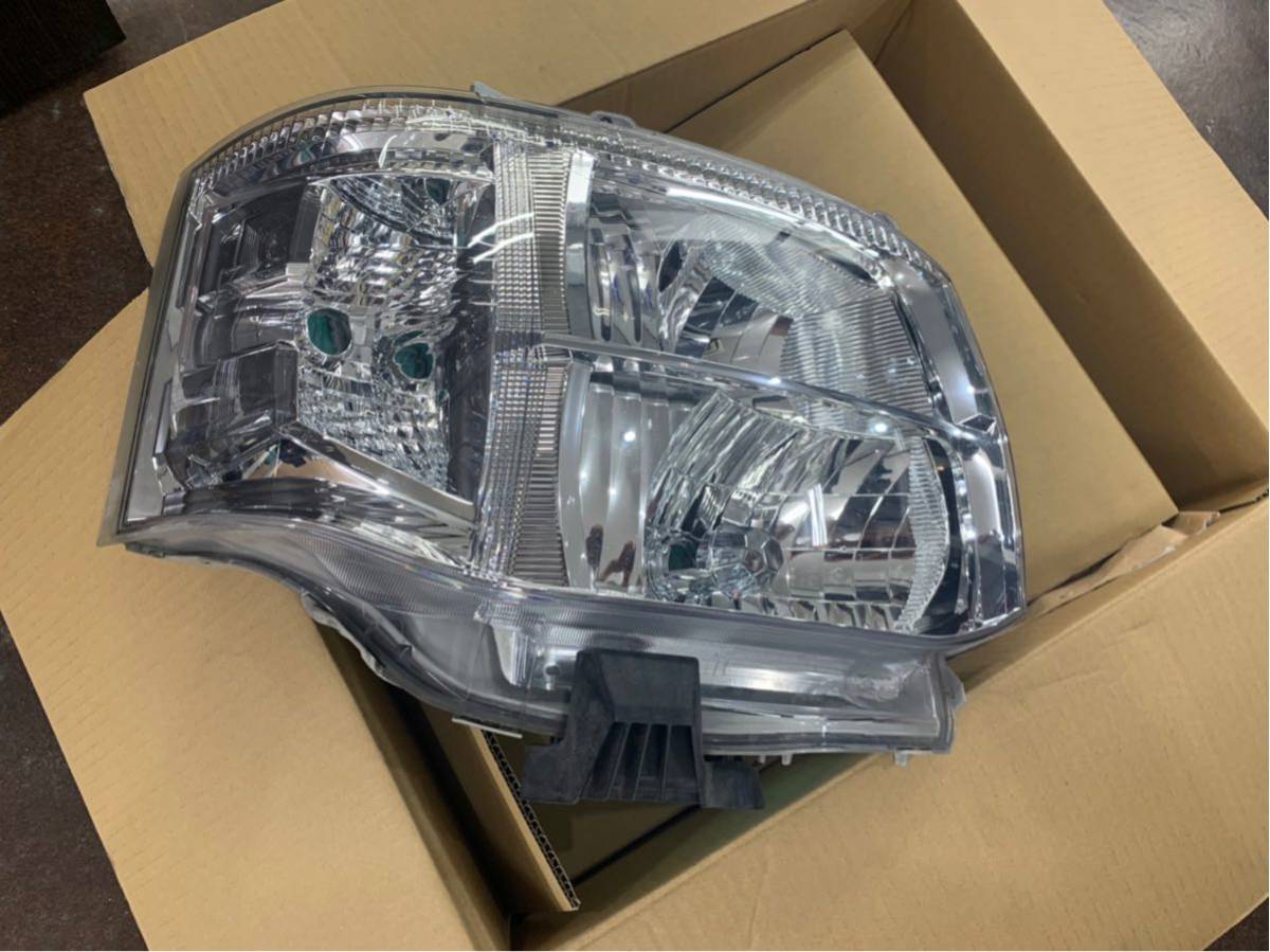 ハイエース 左ヘッドライト 割れあり トヨタ純正 200 ハイエース右ヘッドライト 割れ欠け無し 81145-26660