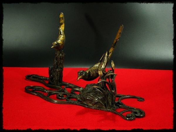 ∴古∴【古銅 鍍金 セキレイ 鳥と蛙】鶺鴒 木上水辺 細密 横約36cm 置物 1 b269