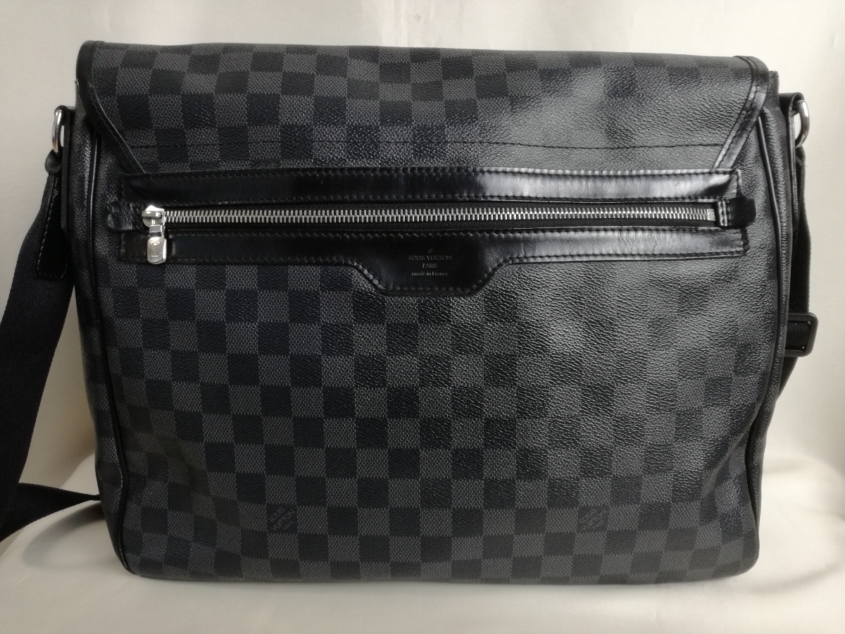 LOUIS VUITTON　ルイヴィトン　ダニエル　GM　ダミエグラフィット　メッセンジャーバッグ　ブラック　ショルダーバッグ