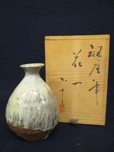西岡良弘　唐津焼　朝鮮唐津　花入　共箱　略歴付　花瓶 唐津 花瓶のYahoo!オークション(旧ヤフオク!)の相場・価格を見る