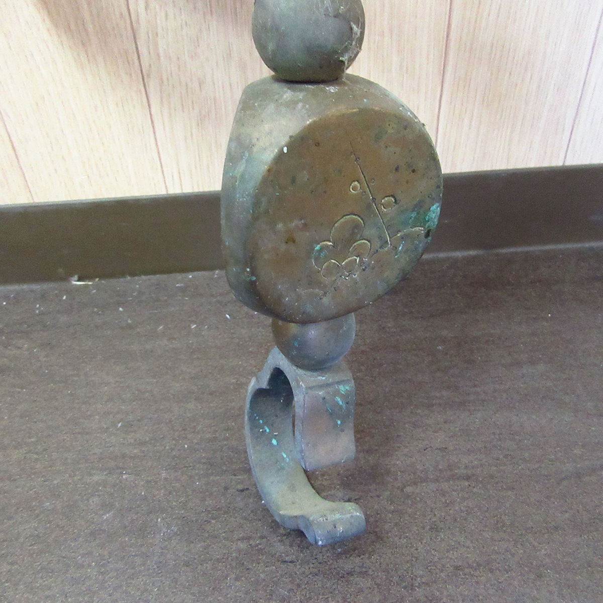 札幌発 真鍮・鉄製 自在鉤 松 竹 梅 飾り 約4kg 囲炉裏 インテリア 札幌発 真鍮・鉄製 自在鉤 松 竹 梅 飾り 約4kg 囲炉裏 インテリア