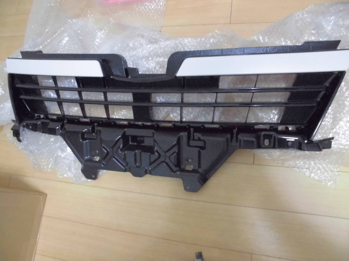 100%新品，大得価 80 ヴォクシー 前期 純正 フロントグリル 新車外し パール(フロント)｜売買されたオークション情報、yahooの商品情報をアーカイブ公開 - オークファン トヨタ用