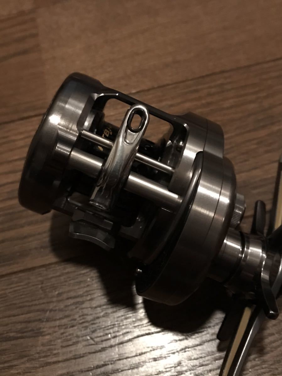 HG BFS カルカッタコンクエスト | シマノ - シマノ(SHIMANO) 17カルカッタコンクエスト ベイトリール 左ハンドル 0 カルカッタ 1 レフト L HG中々良かったですよ！まずは、開封してみた感じを