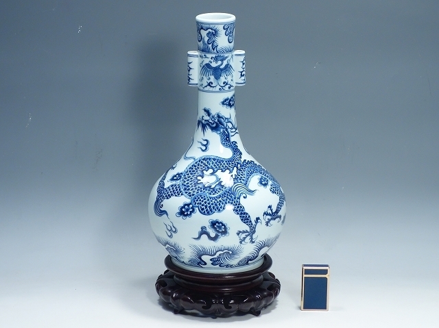 K02086【大明宣徳年製】染付 龍鳳凰文 耳付 花瓶 高さ32cm 花台付 中国