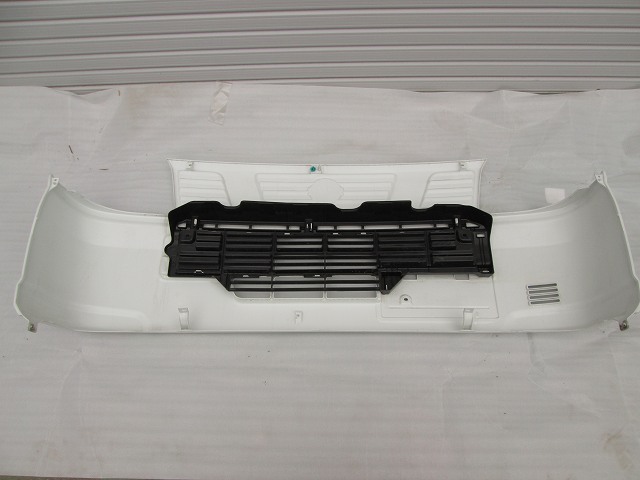 即決 クリッパー NT100 DR16T フロントバンパー 純正 / 71711-85T2