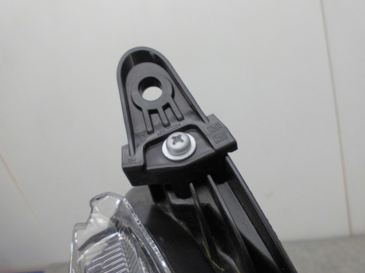 ヴォクシー 後期 純正 ZRR80G⁄ZRR85G⁄ZWR80G 前期 LED右ヘッド ZRR80G 